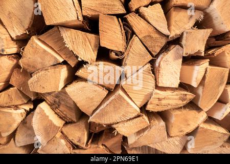 Pieu de troncs d'épicéa. Scier des arbres de la forêt. Bois de sciage industrie du bois. Couper les arbres le long d'une route préparée pour la dépose. Banque D'Images