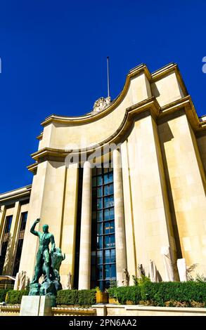 Hercules et la statue de Bull au Palais de Chaillot à Paris, France Banque D'Images