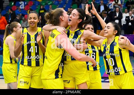 Prague, République tchèque. 16th avril 2023. Les joueurs de Fenerbahce Istanbul célèbrent la victoire dans la Ligue européenne de basket-ball des femmes (Eurolega Women) finale quatre, match final: Fenerbahce Istanbul vs CBK Mersin Yenisehir Bld, on 16 avril 2023, à Prague, République tchèque. Banque D'Images