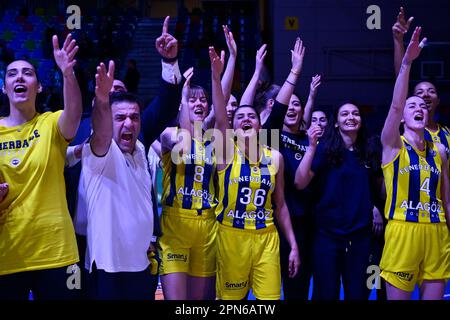 Prague, République tchèque. 16th avril 2023. Les joueurs de Fenerbahce Istanbul célèbrent la victoire dans la Ligue européenne de basket-ball des femmes (Eurolega Women) finale quatre, match final: Fenerbahce Istanbul vs CBK Mersin Yenisehir Bld, on 16 avril 2023, à Prague, République tchèque. Banque D'Images