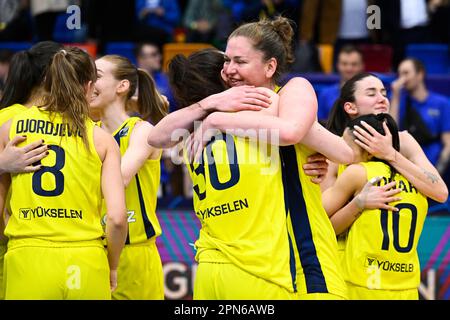 Prague, République tchèque. 16th avril 2023. Les joueurs de Fenerbahce Istanbul célèbrent la victoire dans la Ligue européenne de basket-ball des femmes (Eurolega Women) finale quatre, match final: Fenerbahce Istanbul vs CBK Mersin Yenisehir Bld, on 16 avril 2023, à Prague, République tchèque. Banque D'Images