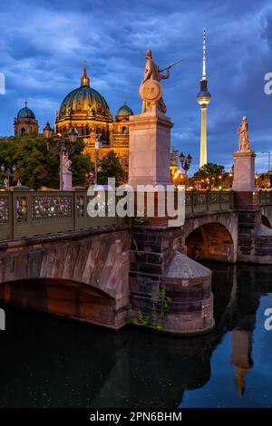 Le pont de Schloss, la cathédrale de Berlin et la tour de télévision dans la soirée, ville de Berlin, Allemagne. Banque D'Images