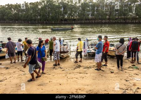 Achat et vente de poisson à côté du pont Yayasan Sabah Baie de Likas Kota Kinabalu Sabah Bornéo Malaisie Banque D'Images