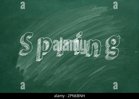 Texte de dessin à la main « Spring » sur tableau noir vert Banque D'Images