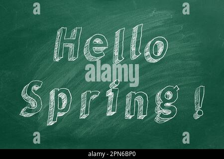 Texte de dessin à la main « Hello Spring! » sur tableau noir vert Banque D'Images