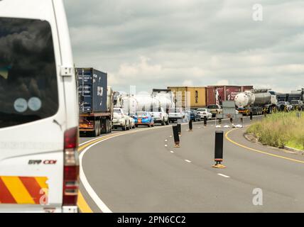 Embouteillage, ligne sans fin de voitures et de camions sur une autoroute N3 bloquée en Afrique du Sud concept logistique, fret, Voyage de route Banque D'Images