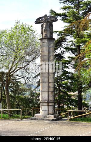 Pierre crucifix à côté des ruines du château à Burgos en espagne Banque D'Images