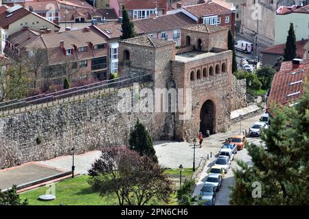 Arc San Esteban à Burgos. Il a été construit au 13th siècle et était l'une des portes murales. Banque D'Images