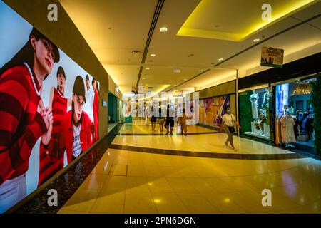 Le Citylink Mall est un centre commercial souterrain qui relie la station de métro City Hall MRT et Raffles City au centre de la marina, à Suntec City et à l'Esplanade. Banque D'Images