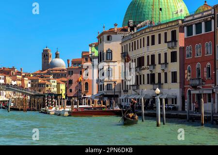 Vieux bâtiments historiques le long du Grand Canal avec des bateaux et des gondoles à Venise, Italie. Banque D'Images