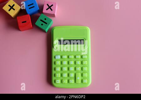 Calculatrice et cubes en bois avec symbole mathématique. Éducation et concept mathématique Banque D'Images