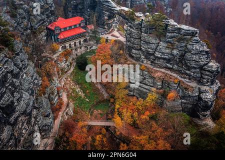 Hrensko, République Tchèque - vue panoramique aérienne du célèbre Nest du Faucon à Pravcicka Brana (porte de Pravcicka) dans le Parc national de la Suisse de Bohême, Banque D'Images