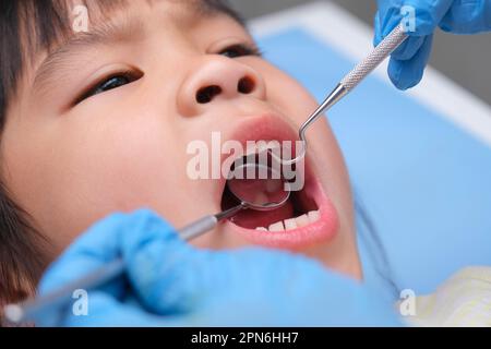 Gros plan dans la cavité buccale d'un enfant en bonne santé avec de belles dents blanches. La jeune fille ouvre sa bouche pour révéler des dents saines, un palais dur et mou. D Banque D'Images