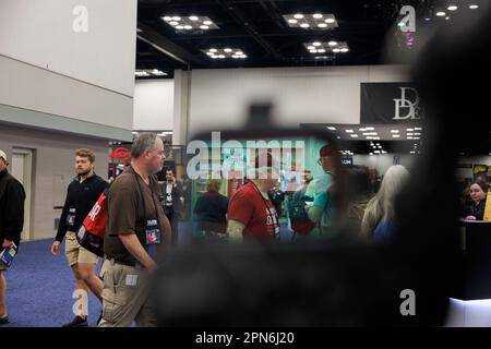 Indianapolis, États-Unis. 16th avril 2023. Les clients sont encadrés par une mitrailleuse de calibre .50 lors des réunions et expositions annuelles de la National Rifle Association au centre de congrès de l'Indiana sur 16 avril 2023 à Indianapolis, Indiana. La convention, qui devrait attirer environ 70 000 invités a ouvert vendredi. (Photo de Jeremy Hogan/SOPA Images/Sipa USA) crédit: SIPA USA/Alay Live News Banque D'Images