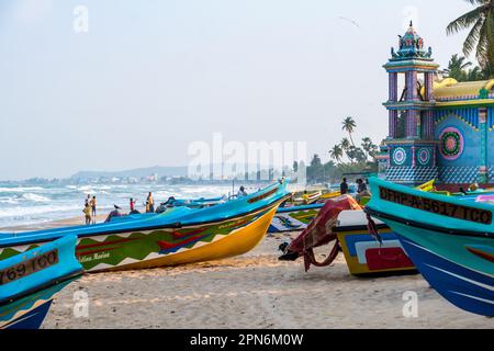 Bateaux de pêche et un temple sur la côte est du Sri Lanka près de Trincomalee Banque D'Images