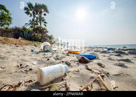 Déchets de plastique lavés sur une plage tropicale au Sri Lanka Banque D'Images