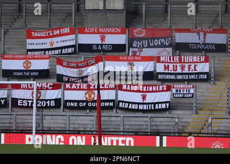 Leigh, Royaume-Uni. 15th avril 2023. Man Utd flag showWomens FACUP demi-finale entre Manchester United et BrighttonHA au Leigh Sports Village Park à Leigh, en Angleterre. (MHodsman/SPP) crédit: SPP Sport presse photo. /Alamy Live News Banque D'Images