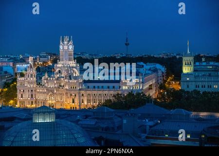 Palacio de Cibeles sur la fontaine de Cibeles la nuit à Madrid, Espagne Banque D'Images