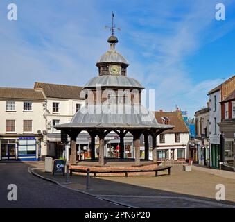 Vue sur la croix historique du marché dans la place du marché dans la ville de North Norfolk Market de North Walsham, Norfolk, Angleterre, Royaume-Uni. Banque D'Images