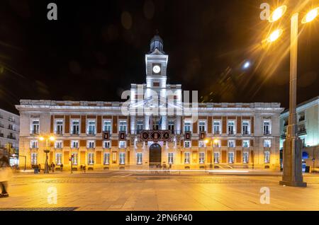 Place Puerta del sol à Madrid, Espagne illuminée la nuit Banque D'Images