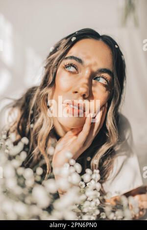 Portrait créatif de la jeune femme pensée par fleurs au soleil Banque D'Images