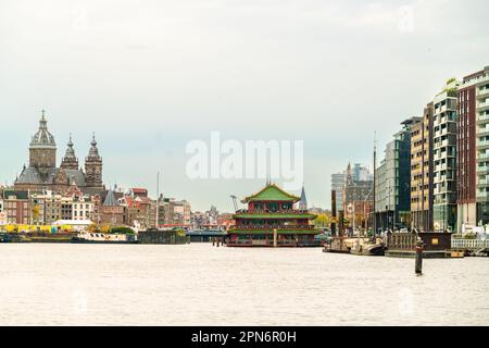 Ouvert en front de mer par la gare centrale d'Amsterdam, aux pays-Bas Banque D'Images