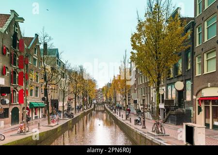 Canal par le quartier rouge, Amsterdam, pays-Bas Banque D'Images