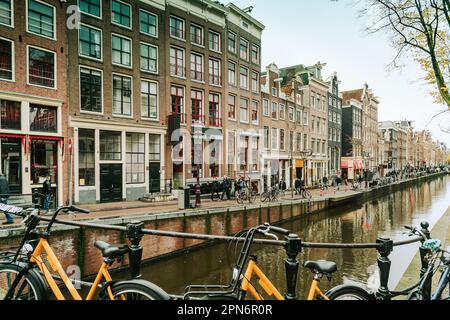 Canal par le quartier rouge, Amsterdam, pays-Bas Banque D'Images