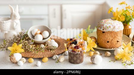 Pâques cadre festif avec des œufs, des fleurs et des gâteaux à l'intérieur de la cuisine. Banque D'Images