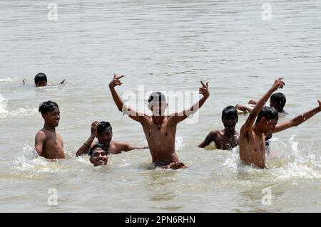 Delhi est, Delhi, Inde. 17th avril 2023. Battez la chaleur . Les enfants de taudis piquant un plongeon frais dans l'étang avant d'aller à l'école pour les cours de l'après-midi dans la chaleur brûrante, (Credit image: © Ravi Batra/ZUMA Press Wire) USAGE ÉDITORIAL SEULEMENT! Non destiné À un usage commercial ! Banque D'Images