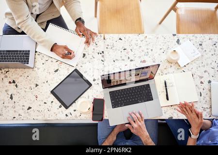 Directement au-dessus de la photo des gens d'affaires travaillant ensemble dans le café Banque D'Images