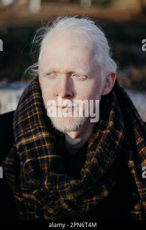 Portraits d'un homme albino aux cheveux longs. Automne Banque D'Images