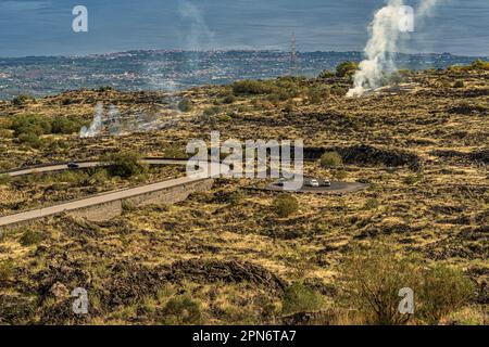 Vue aérienne de la route sur les pentes du volcan Etna. Terre volcanique. Sable volcanique noir. Parc national de l'Etna, Sicile, Italie, Europe Banque D'Images