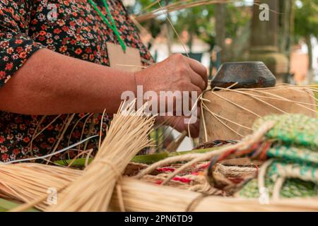 Détail des mains d'un artisan colombien en tissage d'un chapeau Banque D'Images