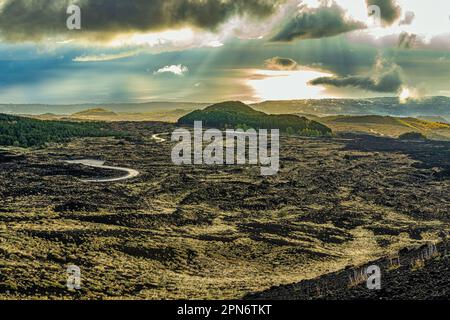 Vue aérienne de la route sur les pentes du volcan Etna. Terre volcanique. Sable volcanique noir. Parc national de l'Etna, Sicile, Italie, Europe Banque D'Images