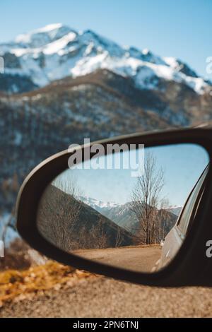 Vue sur les Pyrénées enneigées à travers un rétroviseur Banque D'Images