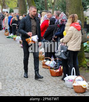 Un grand nombre de fidèles orthodoxes (majoritairement ukrainiens) ont célébré la liturgie du Saint Pascha (Pâques) dans l'Église de la Dormition de la mère de Dieu Banque D'Images