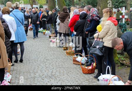 Un grand nombre de fidèles orthodoxes (majoritairement ukrainiens) ont célébré la liturgie du Saint Pascha (Pâques) dans l'Église de la Dormition de la mère de Dieu Banque D'Images