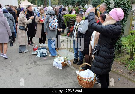 Un grand nombre de fidèles orthodoxes (majoritairement ukrainiens) ont célébré la liturgie du Saint Pascha (Pâques) dans l'Église de la Dormition de la mère de Dieu Banque D'Images