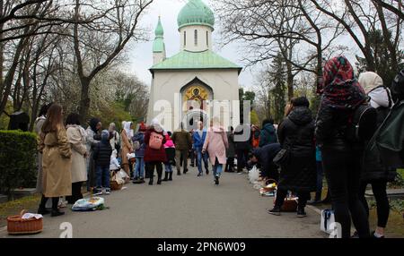 Un grand nombre de fidèles orthodoxes (majoritairement ukrainiens) ont célébré la liturgie du Saint Pascha (Pâques) dans l'Église de la Dormition de la mère de Dieu Banque D'Images