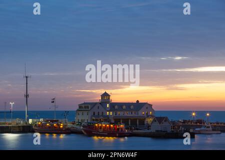 Station de sécurité maritime de Chicago sur le lac Michigan au lever du soleil. Banque D'Images