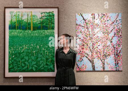 Londres, Royaume-Uni. 17 avril 2023. L-R David Hockney R.A. (Britannique, né en 1937) arrivée du printemps à Woldgate, dans le Yorkshire de l'est en 2011 (vingt onze) - 6 mai. Estimation £100 000 - £150 000., Damien Hirst (britannique, né en 1965) contrôle, de la vertus (H9-8) estimation: £8 000 - £12 000. Aperçu de Bonhams Hot Off the Press. La vente a lieu le 19 avril 2023. Credit: amer ghazzal / Alamy Live News Banque D'Images