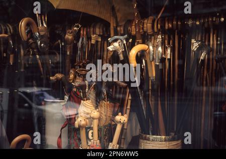 BOUTIQUE DE PARAPLUIES ET DE BÂTONS DE MARCHE VITRINE À PARIS BOULEVARD ST GERMAIN - PARIS BOUTIQUE - PARIS VINTAGE - COULEUR SLIDE IMAGE © PHOTOGRAPHIE: FRÉDÉRIC BEAUMONT Banque D'Images