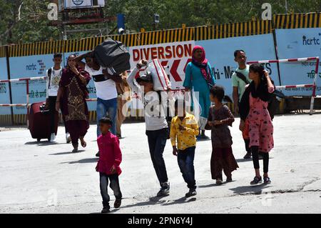 Delhi est, Delhi, Inde. 17th avril 2023. Les passagers atteignent la gare ferroviaire de Delhi Anand Vihar pour prendre le train pour aller à l'endroit d'origine, dans la chaleur brûlants, le jour le plus chaud d'avril (Credit image: © Ravi Batra/ZUMA Press Wire) USAGE ÉDITORIAL SEULEMENT! Non destiné À un usage commercial ! Banque D'Images