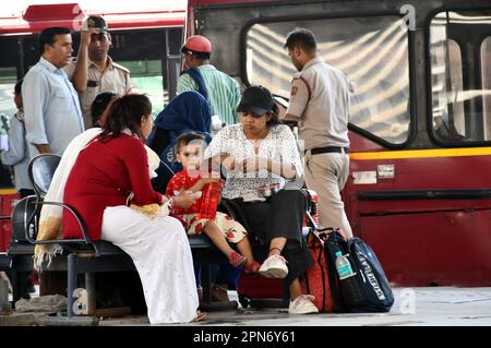 Delhi est, Delhi, Inde. 17th avril 2023. Les passagers atteignent la gare ferroviaire de Delhi Anand Vihar pour prendre le train pour aller à l'endroit d'origine, dans la chaleur brûlants, le jour le plus chaud d'avril (Credit image: © Ravi Batra/ZUMA Press Wire) USAGE ÉDITORIAL SEULEMENT! Non destiné À un usage commercial ! Banque D'Images