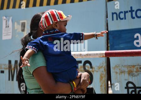 Delhi est, Delhi, Inde. 17th avril 2023. Les passagers atteignent la gare ferroviaire de Delhi Anand Vihar pour prendre le train pour aller à l'endroit d'origine, dans la chaleur brûlants, le jour le plus chaud d'avril (Credit image: © Ravi Batra/ZUMA Press Wire) USAGE ÉDITORIAL SEULEMENT! Non destiné À un usage commercial ! Banque D'Images