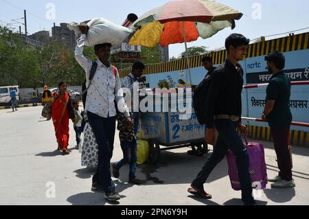 Delhi est, Delhi, Inde. 17th avril 2023. Les passagers atteignent la gare ferroviaire de Delhi Anand Vihar pour prendre le train pour aller à l'endroit d'origine, dans la chaleur brûlants, le jour le plus chaud d'avril (Credit image: © Ravi Batra/ZUMA Press Wire) USAGE ÉDITORIAL SEULEMENT! Non destiné À un usage commercial ! Banque D'Images