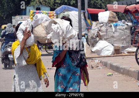 Delhi est, Delhi, Inde. 17th avril 2023. Les passagers atteignent la gare ferroviaire de Delhi Anand Vihar pour prendre le train pour aller à l'endroit d'origine, dans la chaleur brûlants, le jour le plus chaud d'avril (Credit image: © Ravi Batra/ZUMA Press Wire) USAGE ÉDITORIAL SEULEMENT! Non destiné À un usage commercial ! Banque D'Images