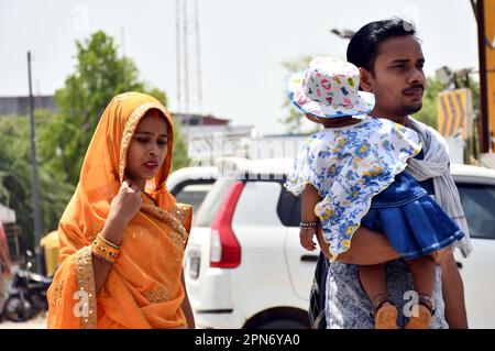 Delhi est, Delhi, Inde. 17th avril 2023. Les passagers atteignent la gare ferroviaire de Delhi Anand Vihar pour prendre le train pour aller à l'endroit d'origine, dans la chaleur brûlants, le jour le plus chaud d'avril (Credit image: © Ravi Batra/ZUMA Press Wire) USAGE ÉDITORIAL SEULEMENT! Non destiné À un usage commercial ! Banque D'Images