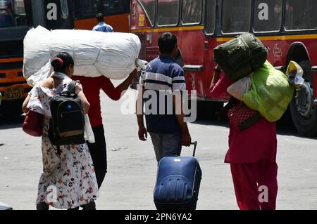 Delhi est, Delhi, Inde. 17th avril 2023. Les passagers atteignent la gare ferroviaire de Delhi Anand Vihar pour prendre le train pour aller à l'endroit d'origine, dans la chaleur brûlants, le jour le plus chaud d'avril (Credit image: © Ravi Batra/ZUMA Press Wire) USAGE ÉDITORIAL SEULEMENT! Non destiné À un usage commercial ! Banque D'Images